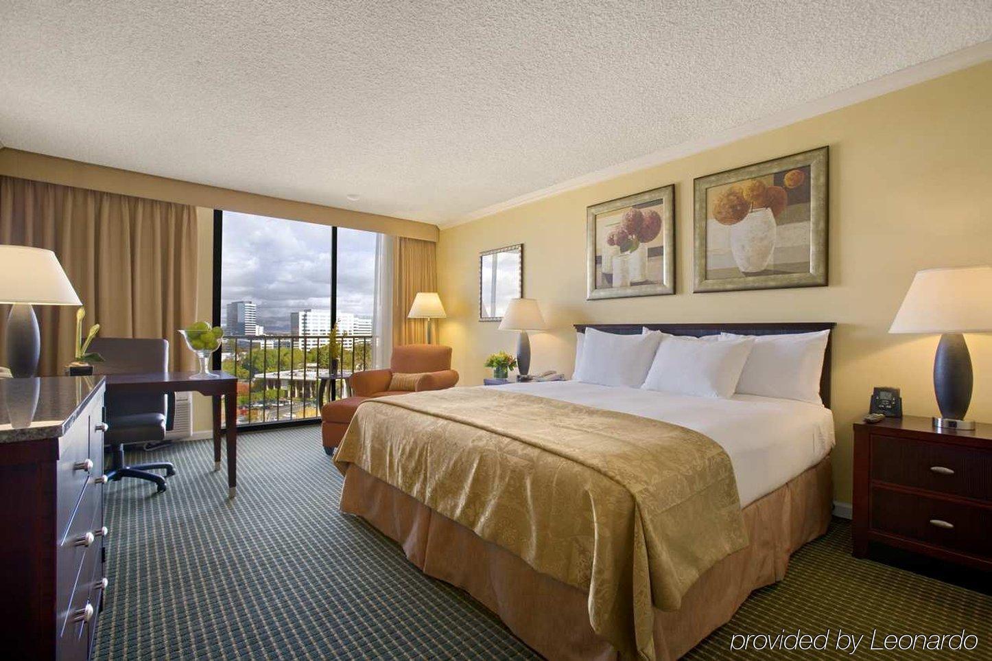Hilton Irvine/Orange County Airport Hotel Стая снимка